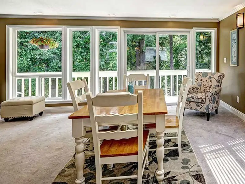 Okna drewniane w kamienicy