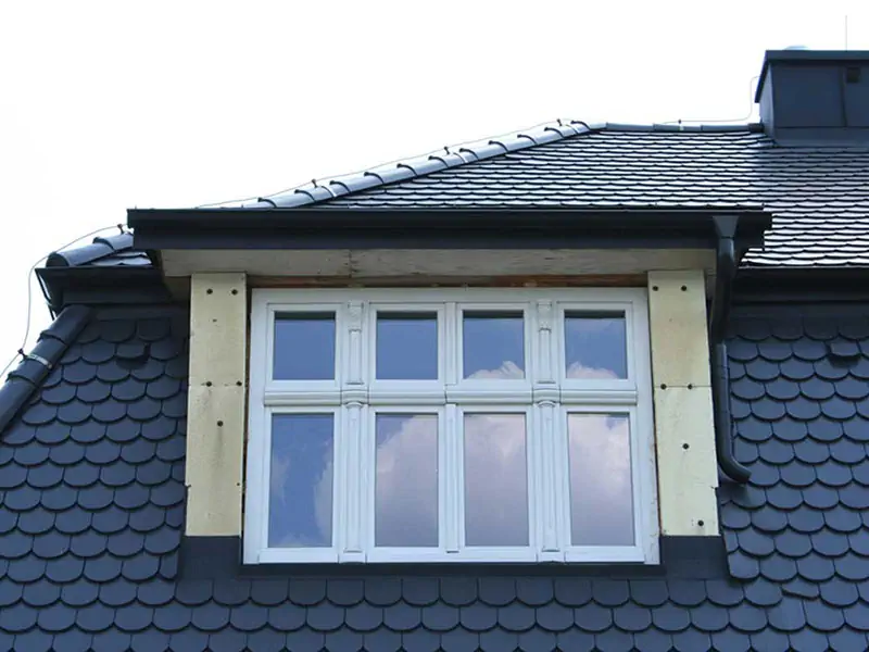 Drewnianey fragment okna rzeźbionego